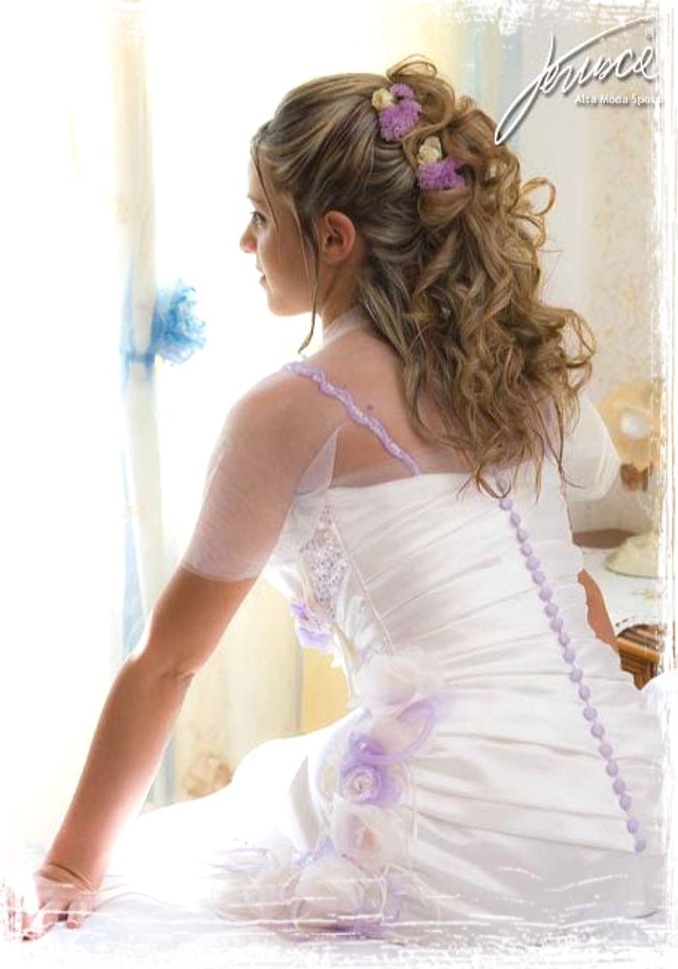 abito da sposa con dettagli lilla