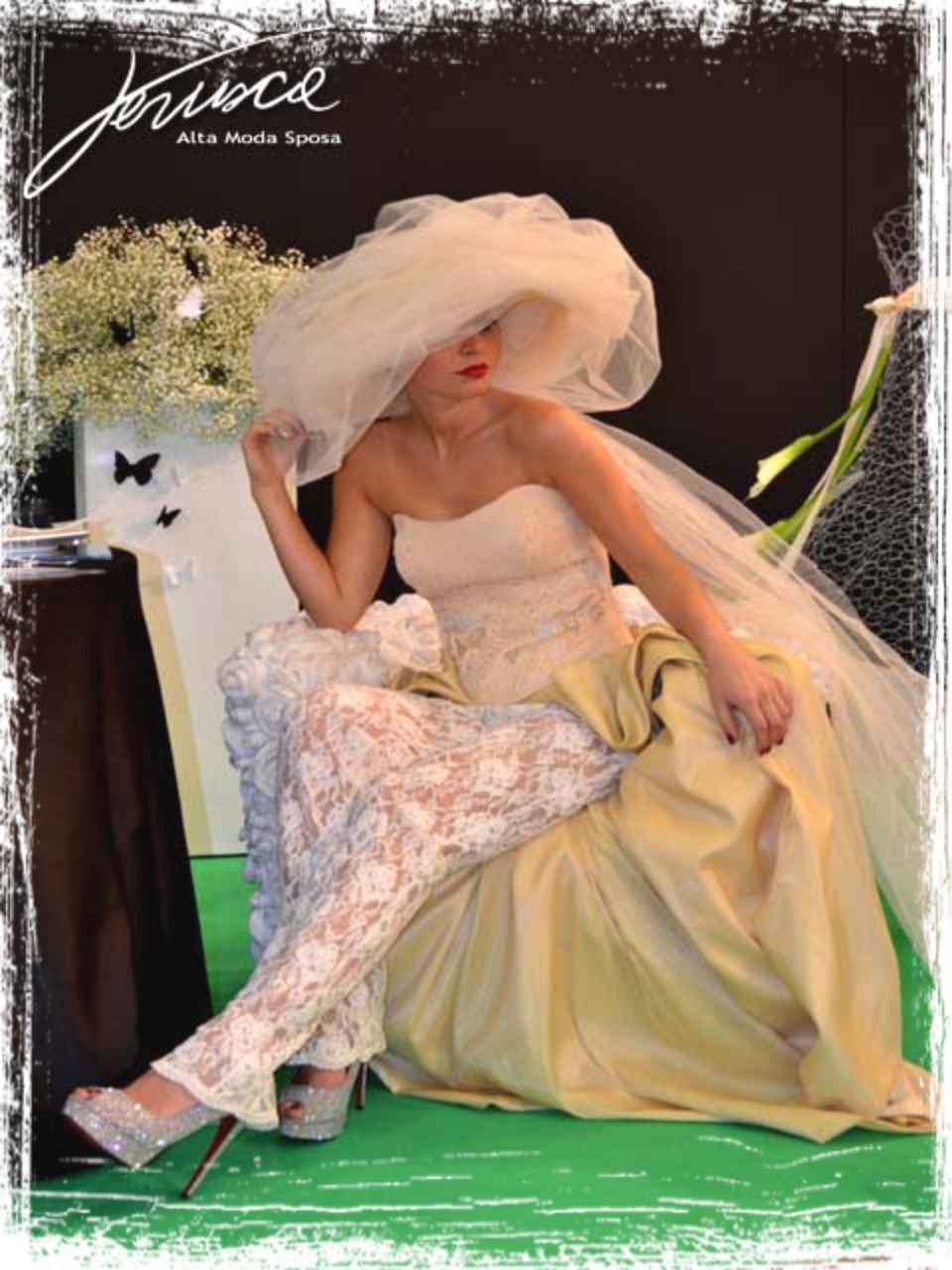 abito da sposa con gonna in pizzo e cappello in tulle