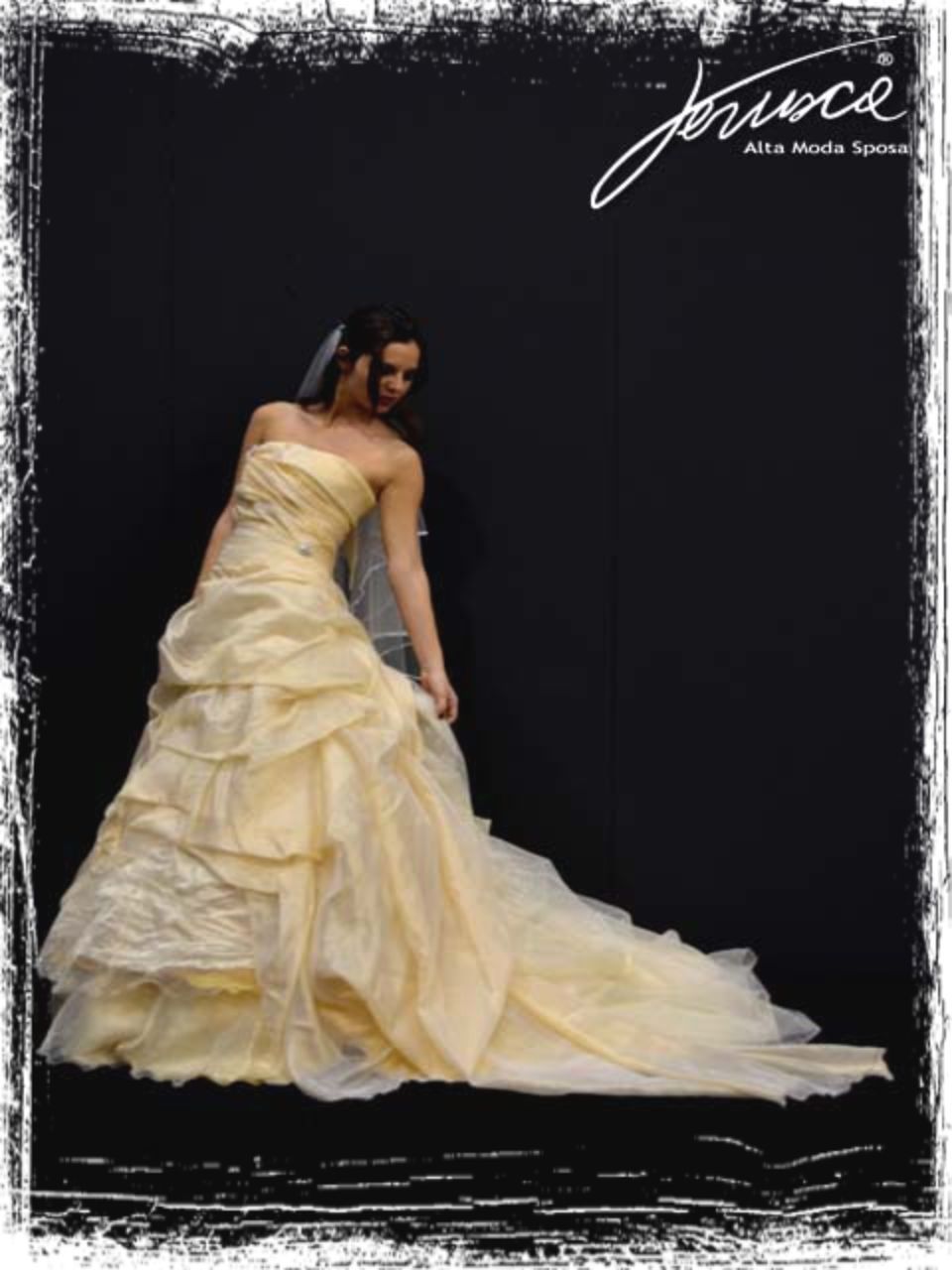 abito da sposa color crema con strascico