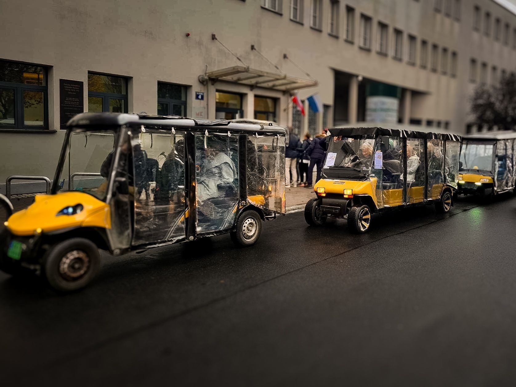 Zwiedzanie Krakowa w deszczu w melexach wyposażonych w folie ochronne i ogrzewanie