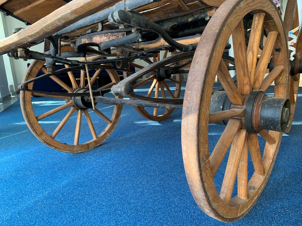 
Es muss ja nicht gerade das Fahrwerk einer alten Kutsche sein :)