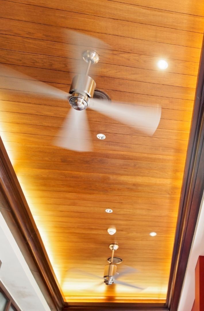 A ceiling fan is hanging from the ceiling of a room.