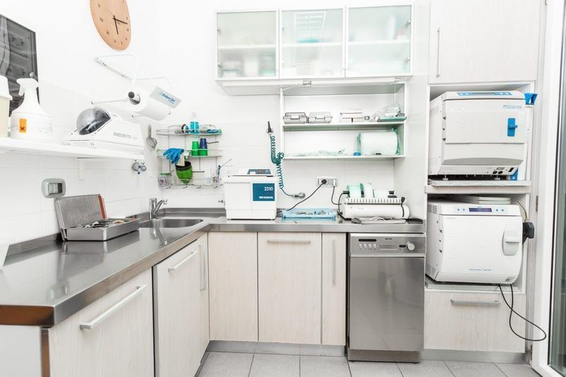 studio dentistico con attrezzature pulite e igienizzate