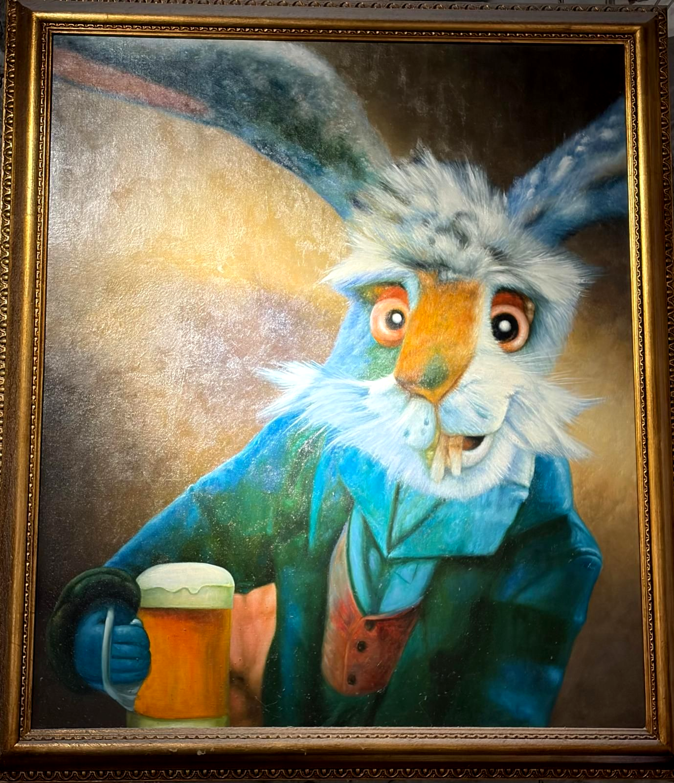 Tre pizze su superficie di legno: funghi, salsiccia e prosciutto con rucola, pomodori e formaggio.