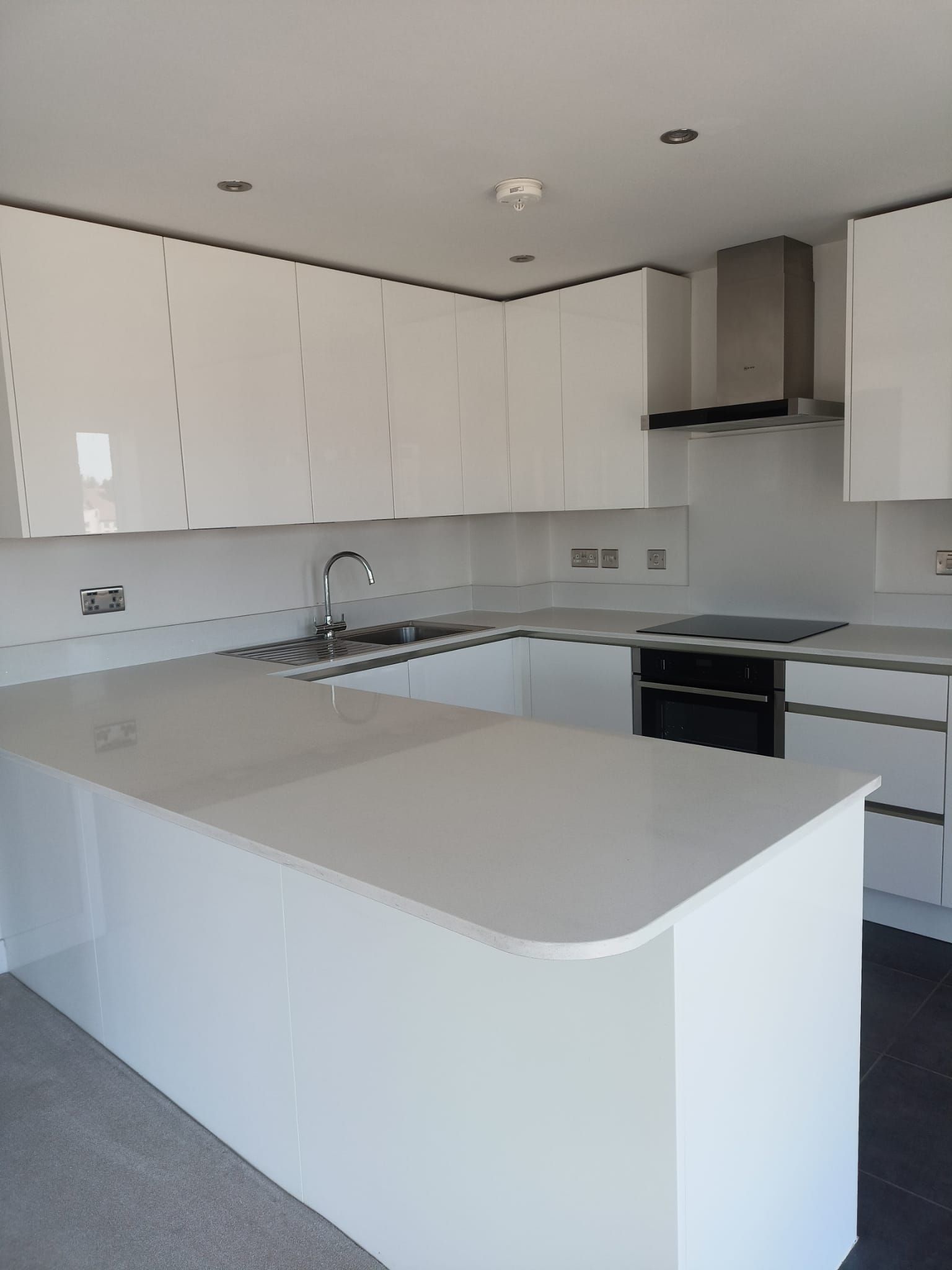 Clean white kitchen in Hull centre.