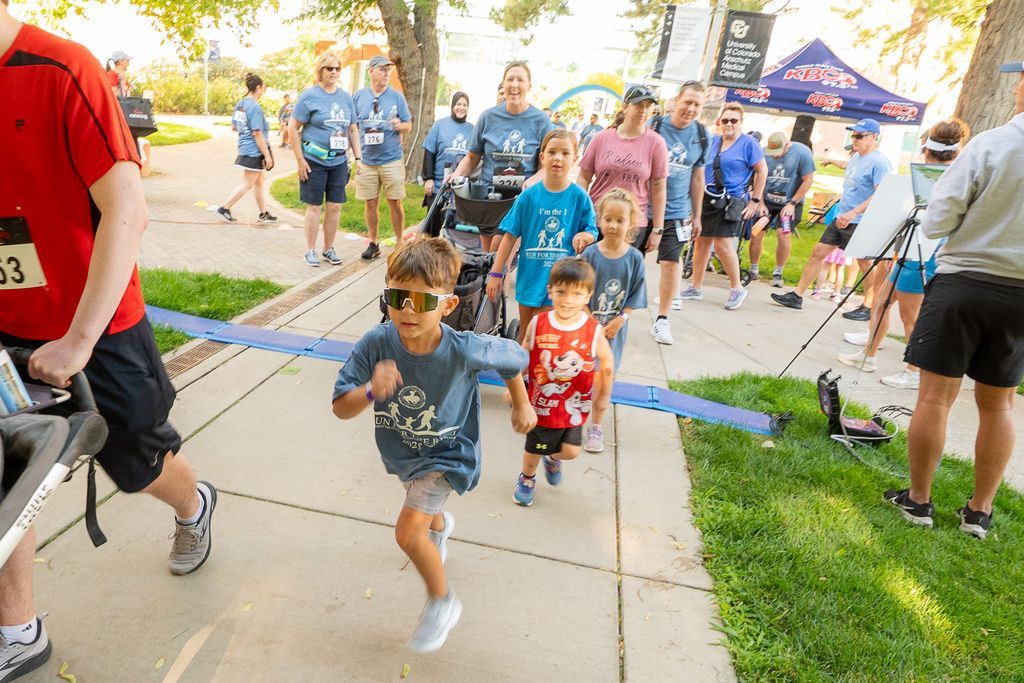 young runners starting 5k race at start line