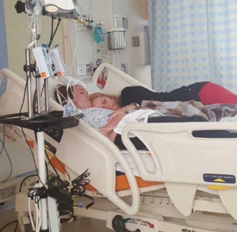 T1D patient and blog author Joleigh in hospital bed with her mom
