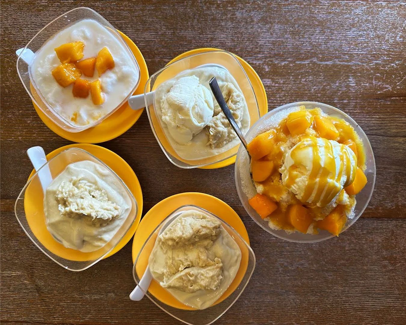 A bowl of mango pomelo sago featuring bright golden mango cubes, translucent sago pearls, and fresh pomelo pulp in a light creamy base, creating a refreshing and vibrant tropical dessert presentation.