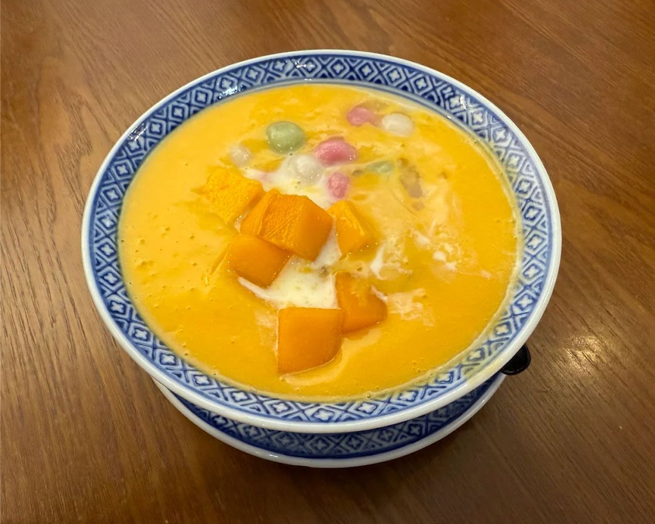 Bowls of classic Chinese desserts, both warm and chilled, featuring ingredients like red bean, herbal jelly, and glutinous rice balls.