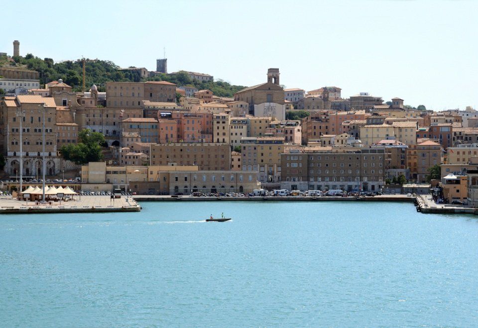 il porto di Ancona visto dal mare