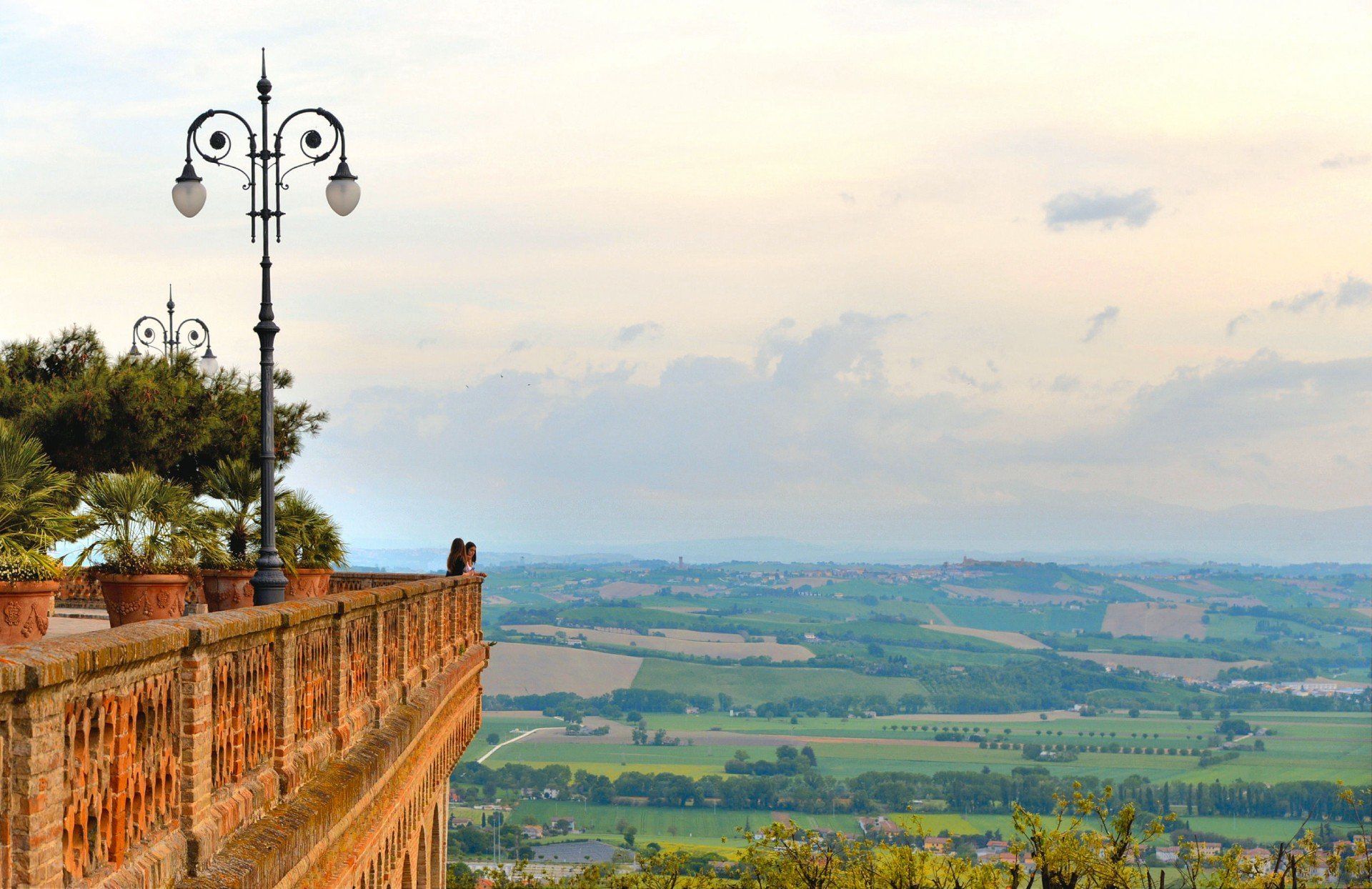 un balcone con vista sulla campagna