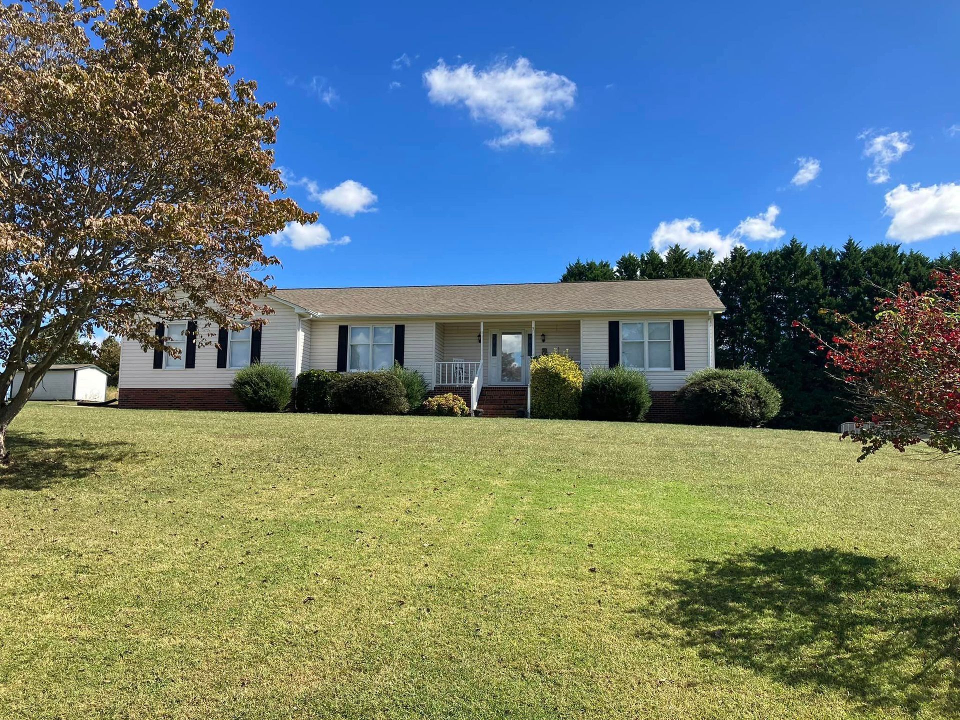 A mobile home is sitting on top of a lush green field.