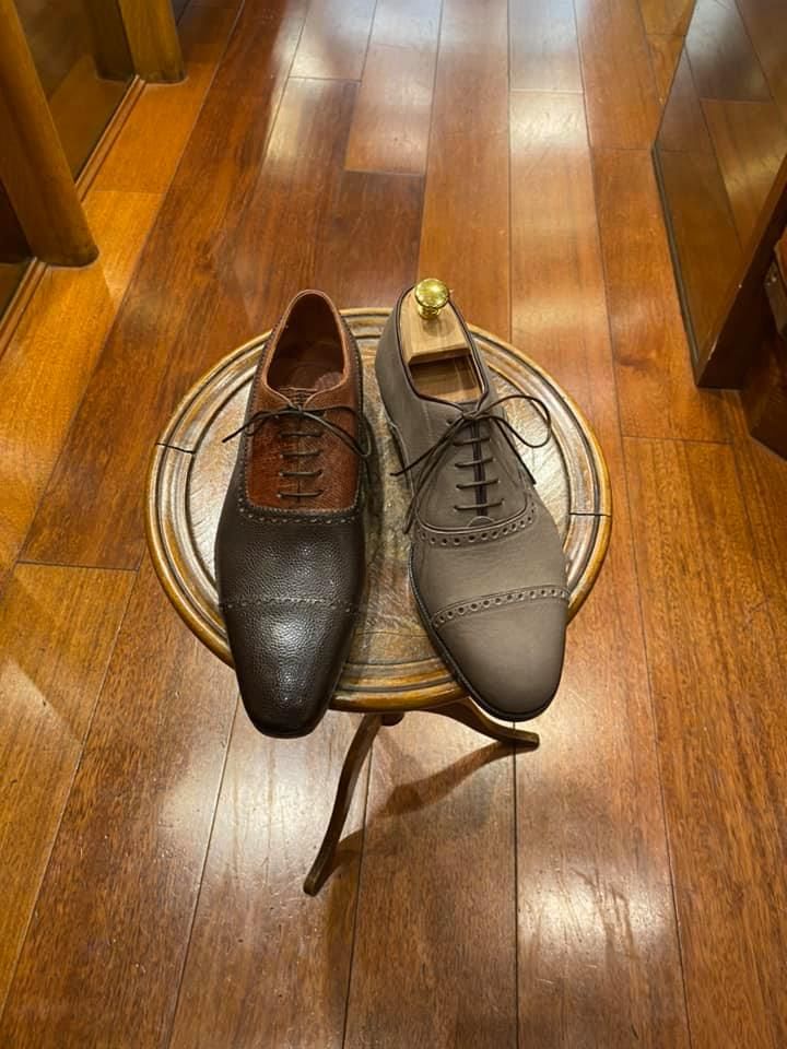 Diversi modelli di scarpe da uomo