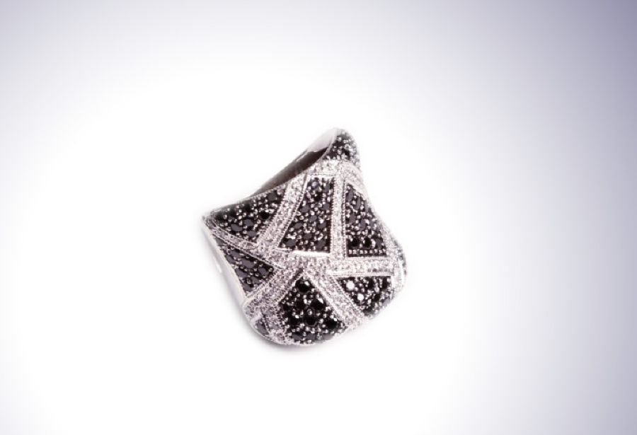 anello con pietre preziose