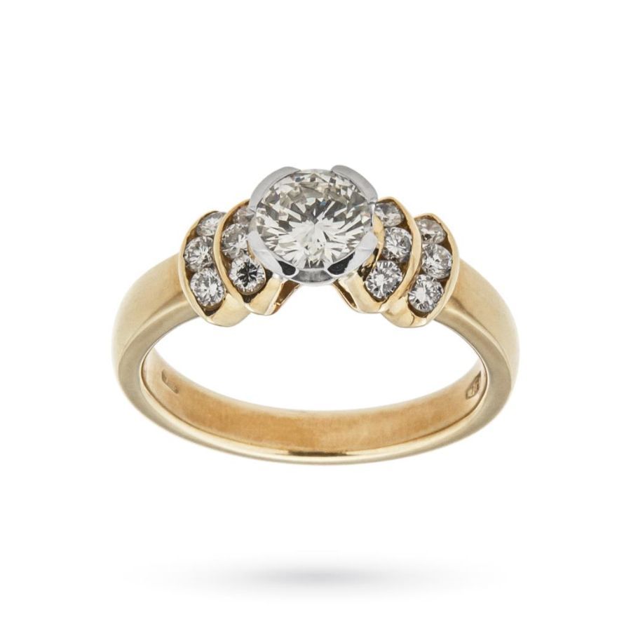 anello in oro con diamanti