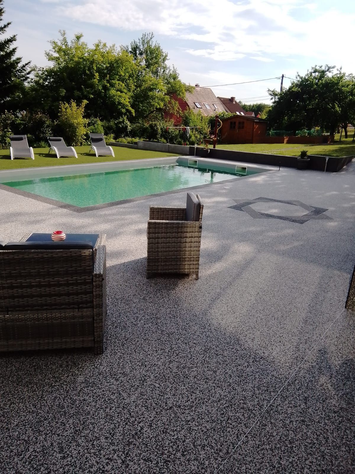 Un patio avec piscine et chaises