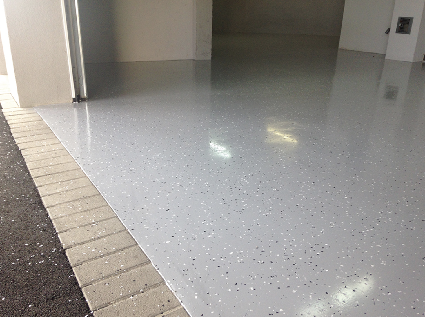 Un gros plan d'un sol en béton brillant dans un garage.