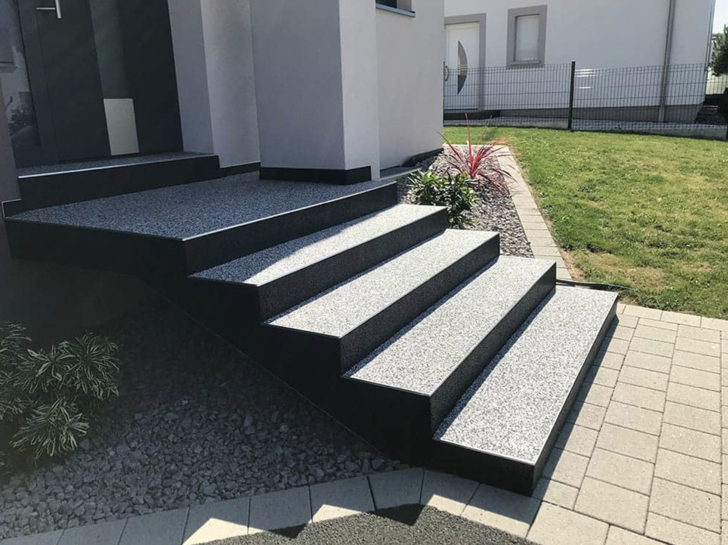 Un ensemble d'escaliers menant à une maison.