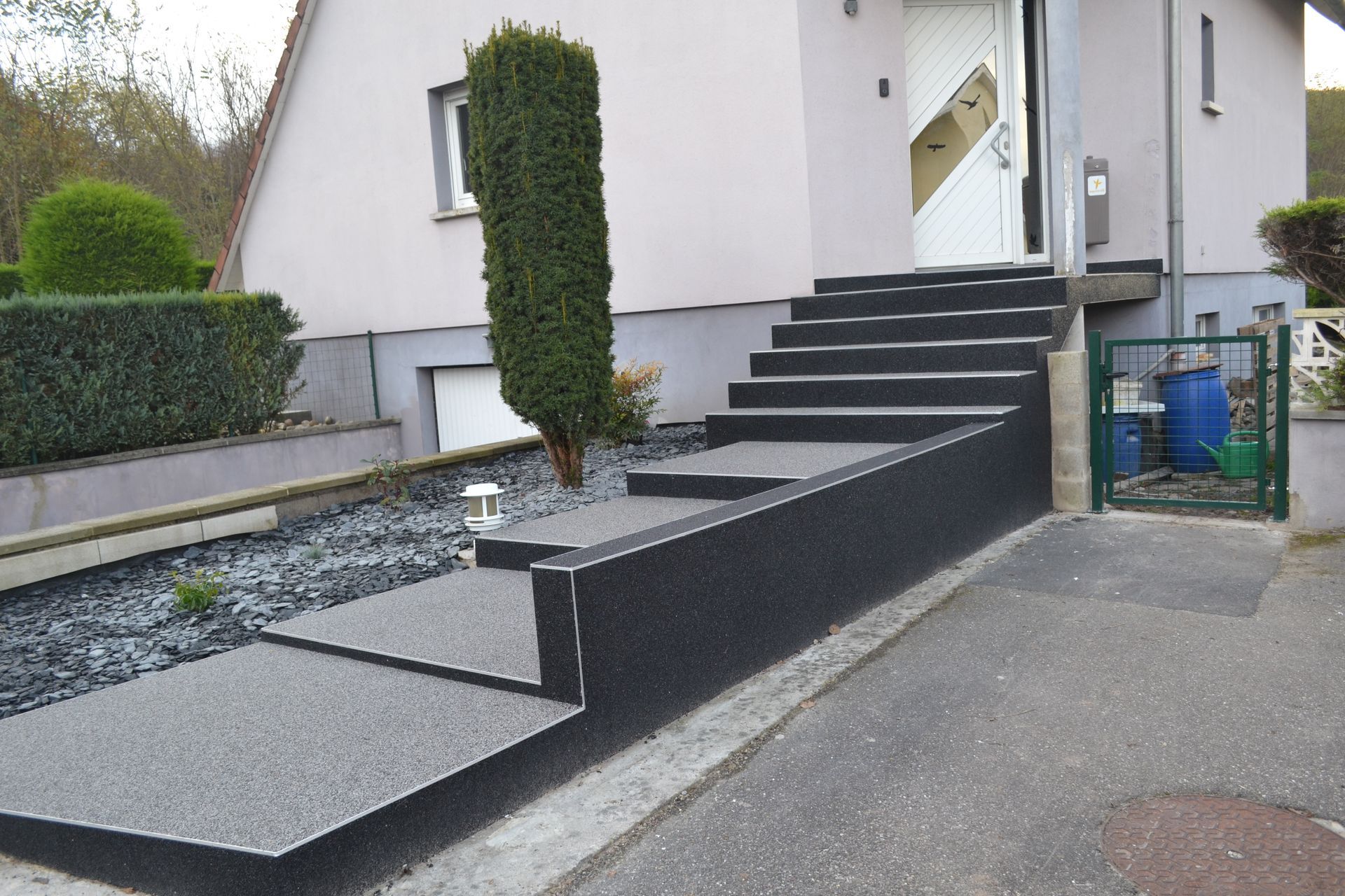 Une maison avec des escaliers menant à la porte d'entrée