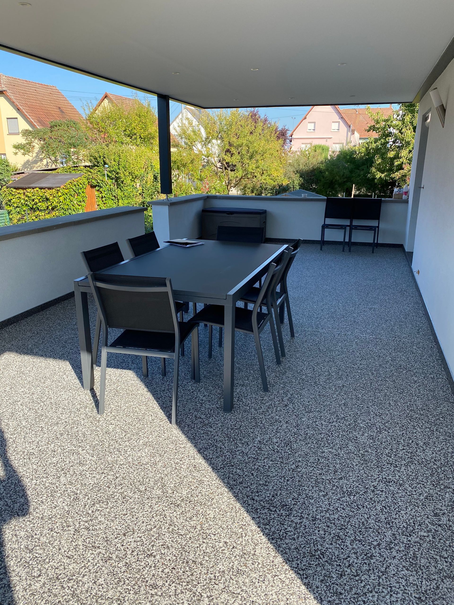 Il y a une table et des chaises sur le balcon.