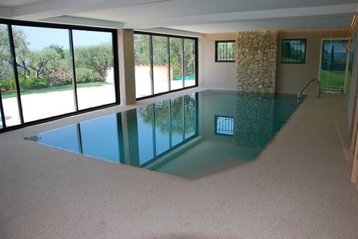 Une grande piscine intérieure avec beaucoup de fenêtres