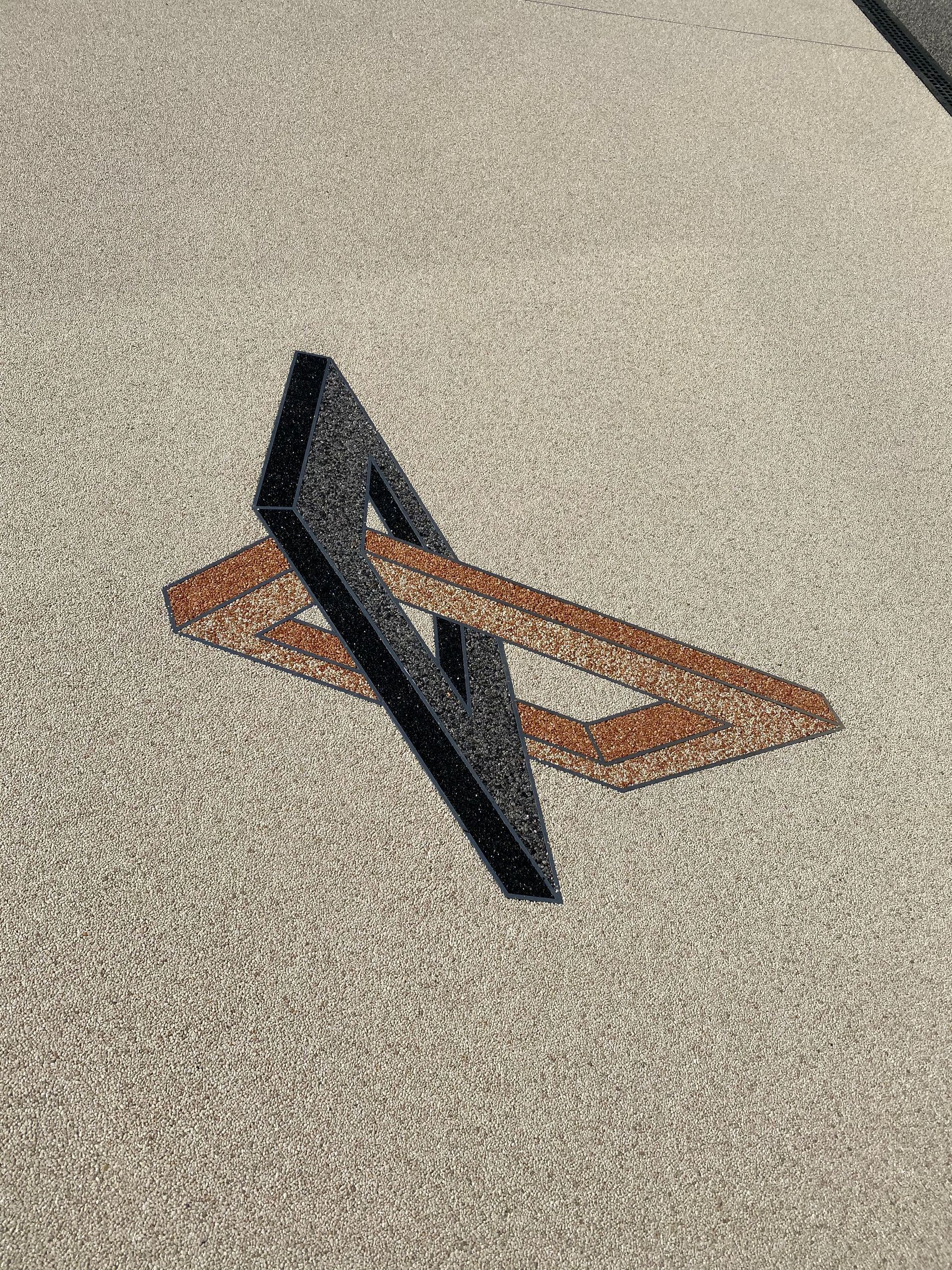 Un triangle est assis sur le sol avec une ombre dessus.