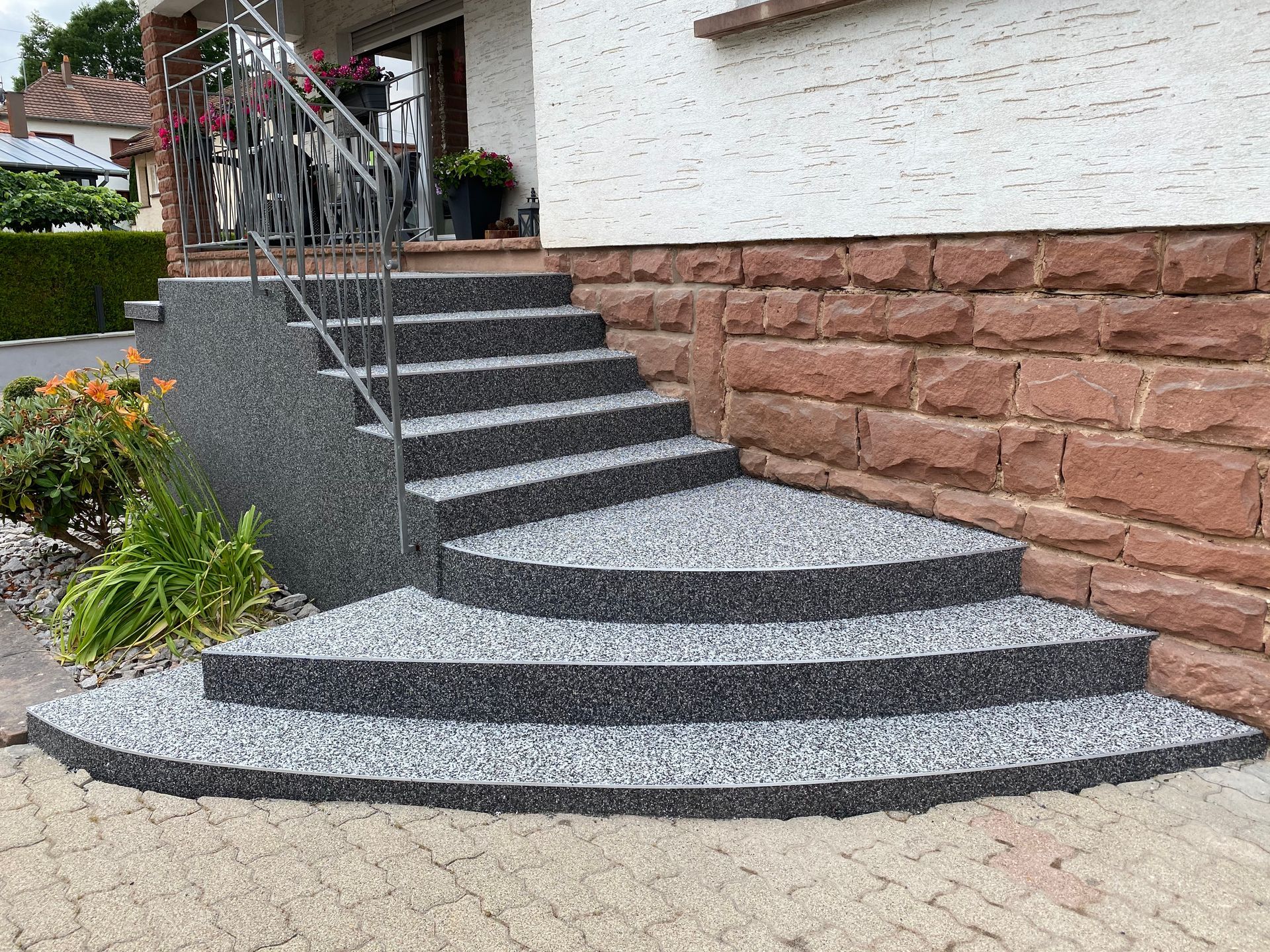 Un ensemble d'escaliers menant à l'avant d'une maison.