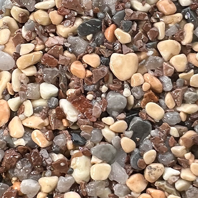 Un tas de pierres de différentes tailles et couleurs.