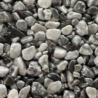 Un tas de roches grises et blanches posées les unes sur les autres.