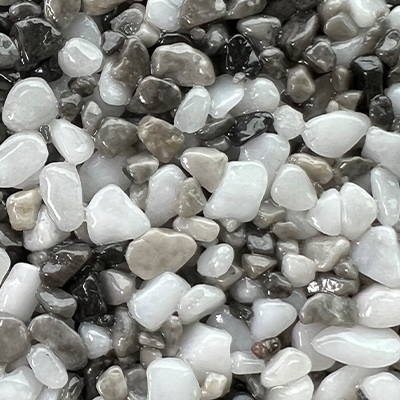 Un tas de pierres de différentes tailles et couleurs.