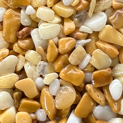 Un tas de roches de différentes tailles et couleurs