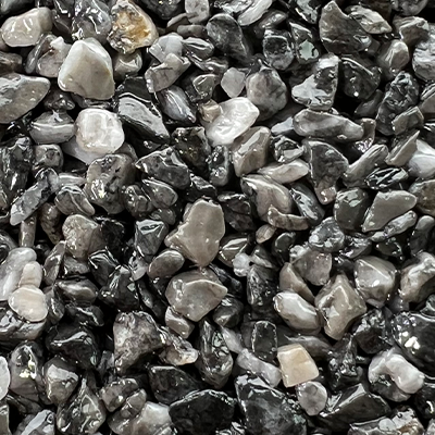 Un gros plan d'un tas de roches noires et blanches.