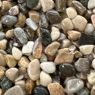 Un tas de roches de différentes tailles et couleurs