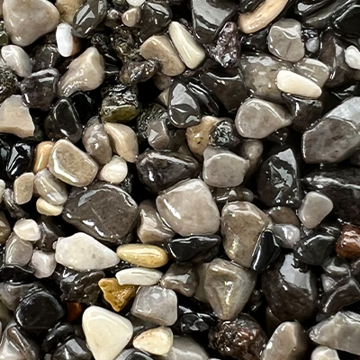 Un tas de pierres de différentes tailles et couleurs.