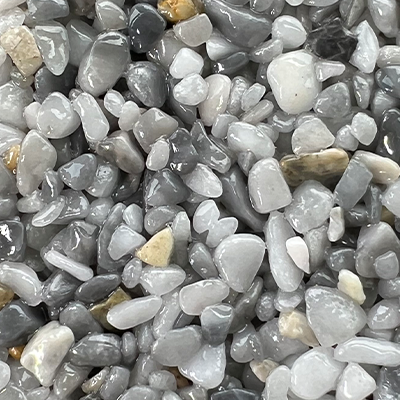 Un tas de pierres grises et blanches sur une table.