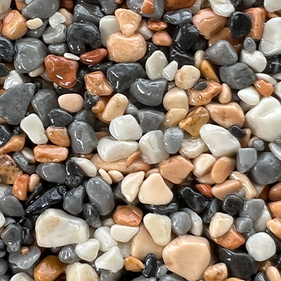 Un tas de roches de différentes couleurs et tailles