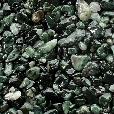 Un gros plan d'un tas de roches vertes