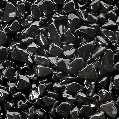 Un gros plan d'un tas de roches noires