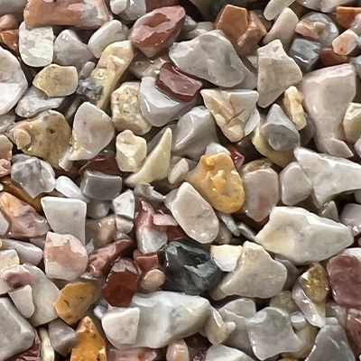 Un tas de roches de différentes couleurs et tailles