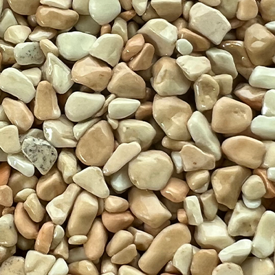 Un tas de roches brunes et blanches qui ressemblent à des bonbons