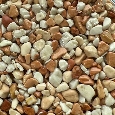 Un tas de roches de différentes tailles et couleurs