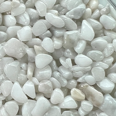 Un tas de pierres blanches dans un bol en verre.