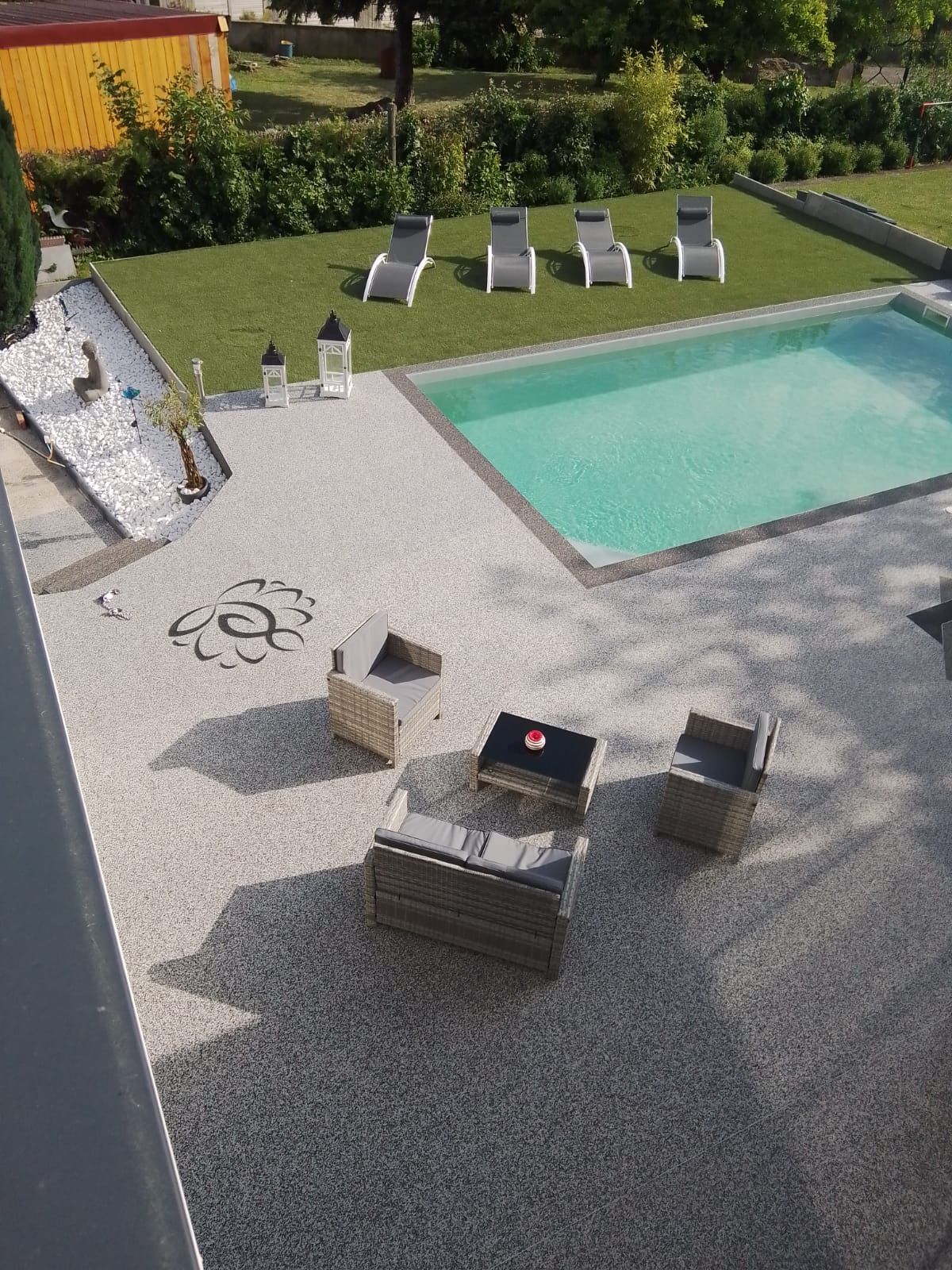 Une vue aérienne d'une piscine avec des chaises et des tables