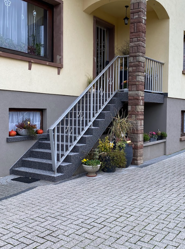 Une maison avec des escaliers menant à la porte d'entrée