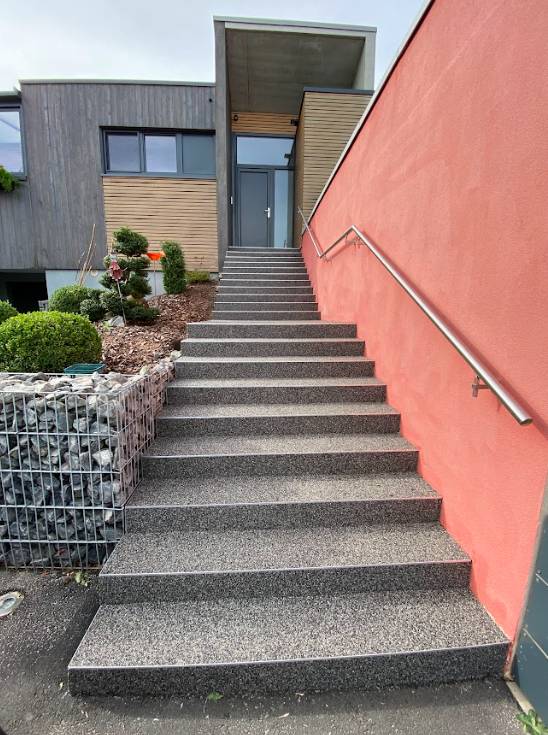 Un escalier menant à un bâtiment rouge