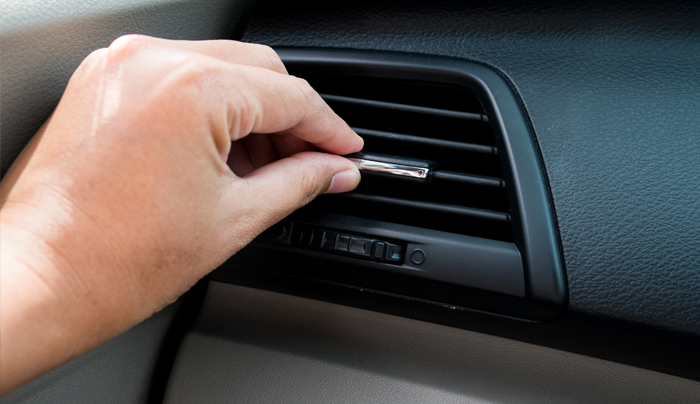 Ajuste manual de la ventilación de un automóvil.