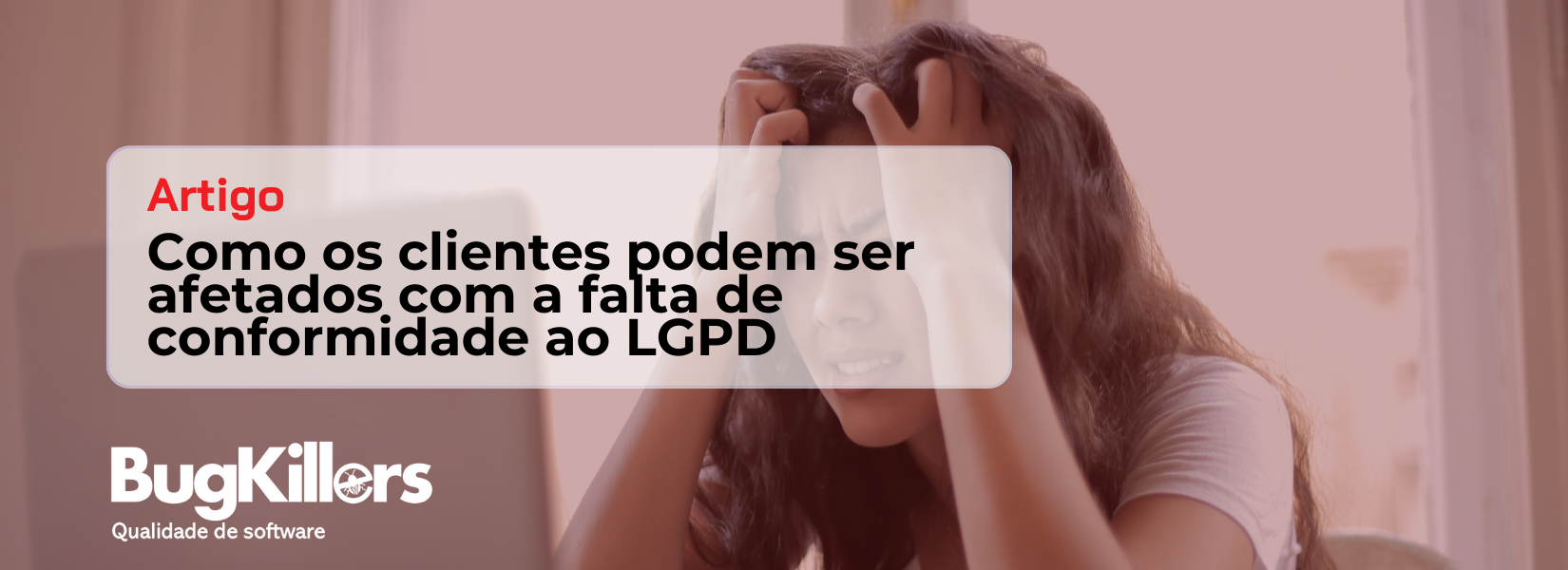 Uma mulher está sentada em um sofá com as mãos na cabeça.