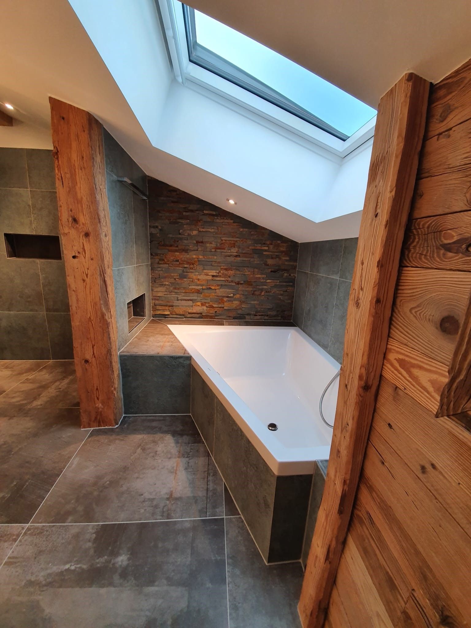 Ein Badezimmer mit Badewanne und Oberlicht in der Decke.