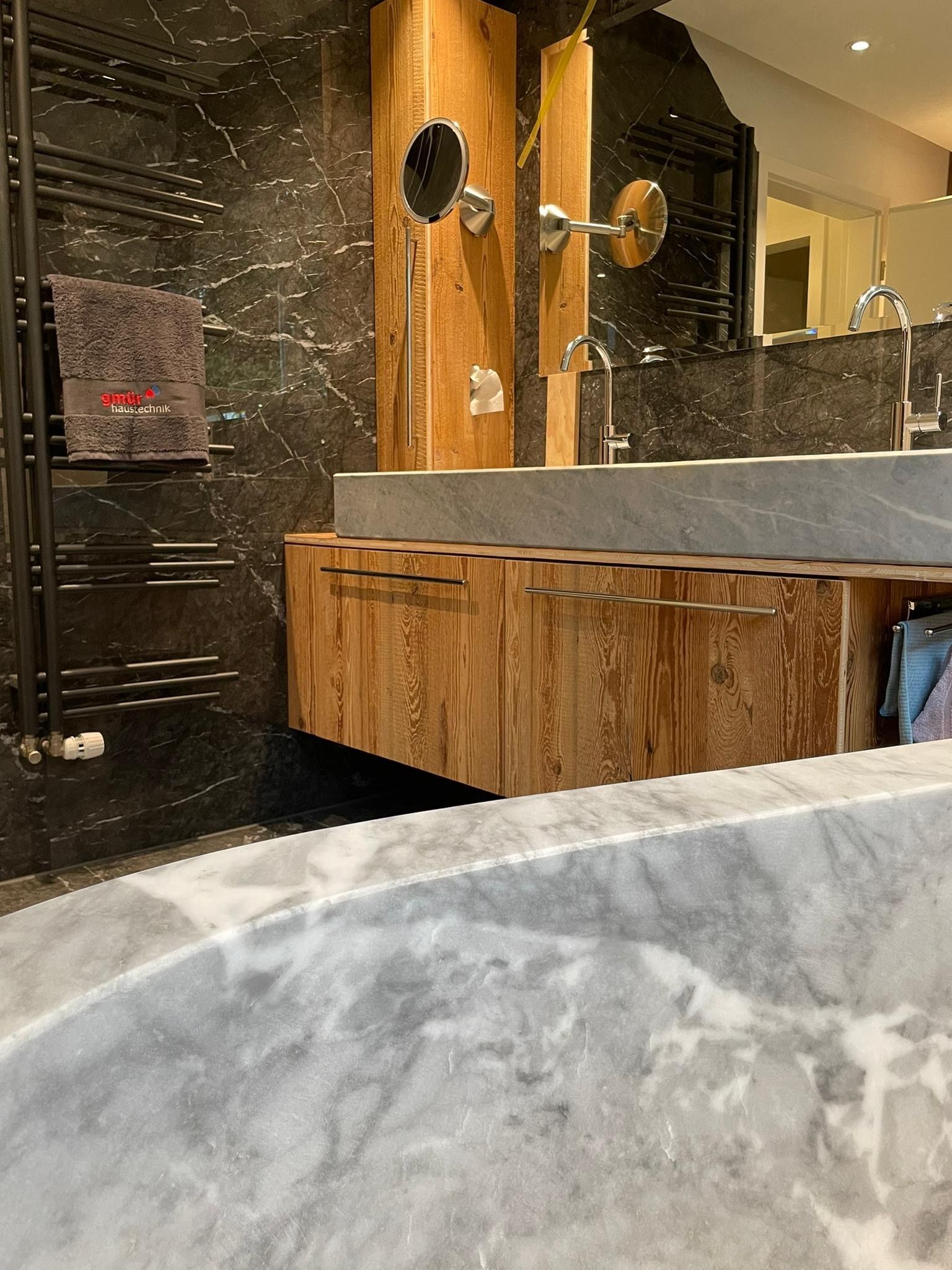 Ein Badezimmer mit Waschbecken, Spiegel und Badewanne.