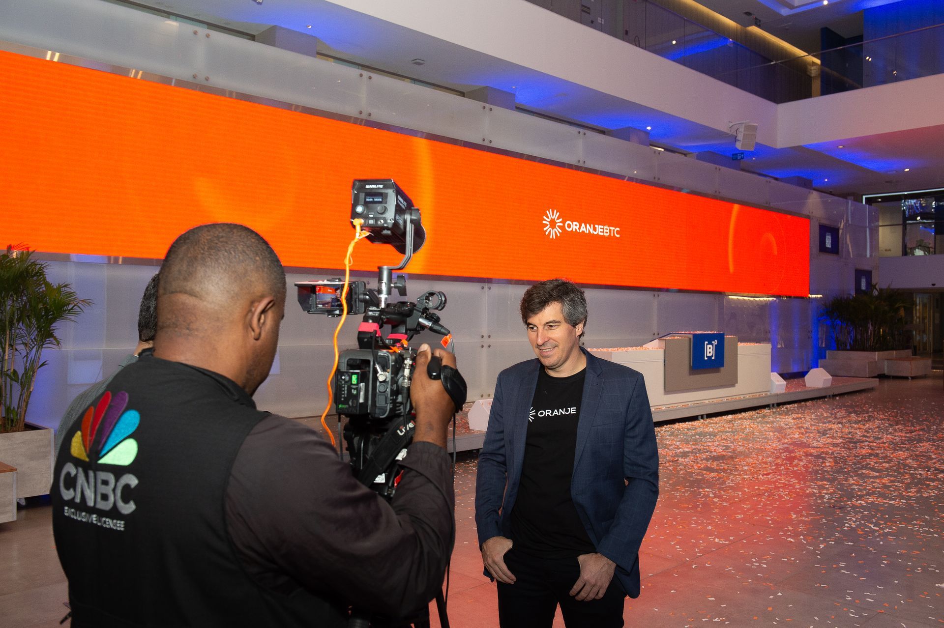 Uma câmera canon está em um tripé